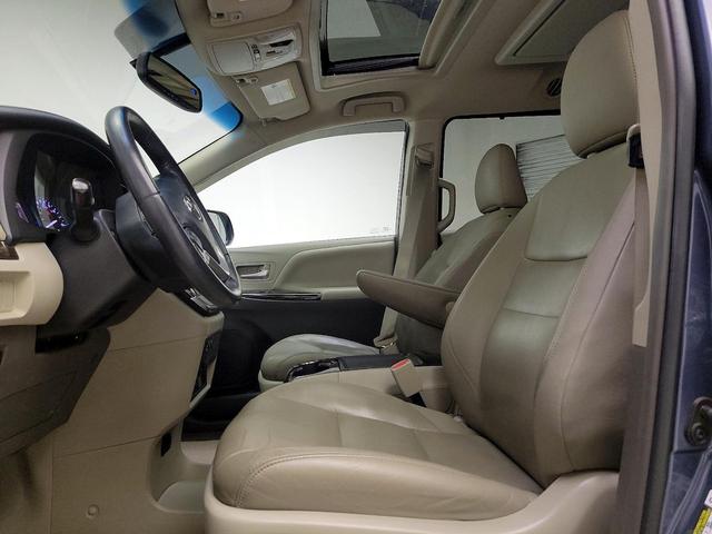 Photo of 2017 Blue Toyota Sienna