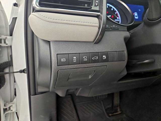 Photo of 2018 White Toyota Camry