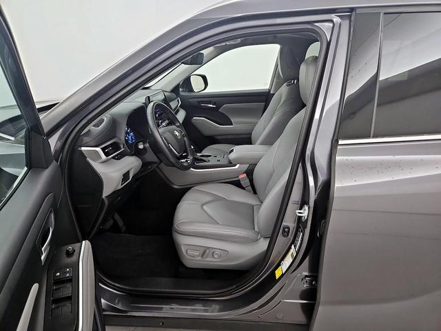 Photo of 2021 Gray Toyota Highlander Hybrid