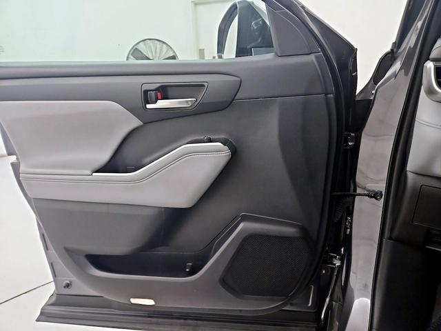 Photo of 2021 Gray Toyota Highlander Hybrid
