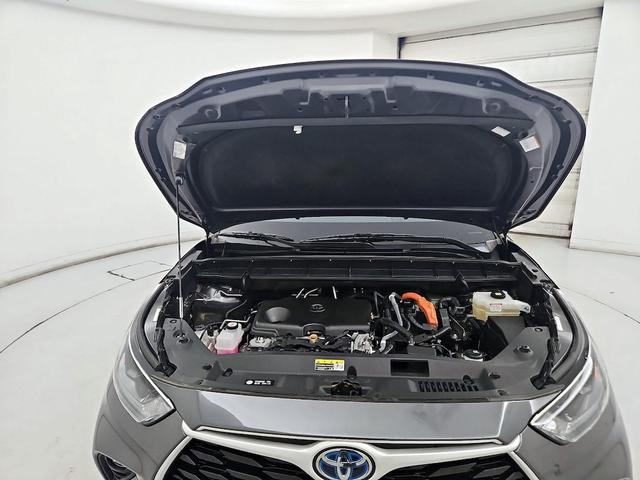 Photo of 2021 Gray Toyota Highlander Hybrid