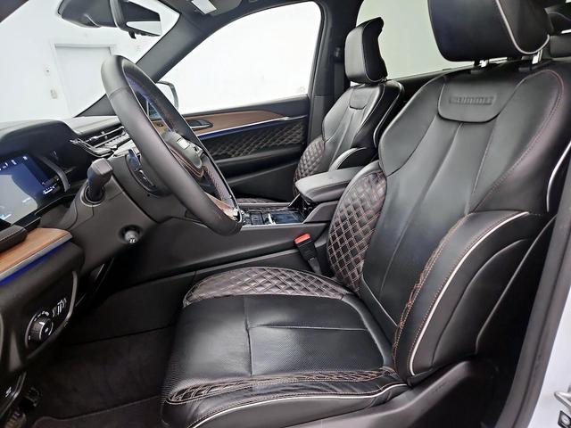Photo of 2023 White Jeep Grand Cherokee L