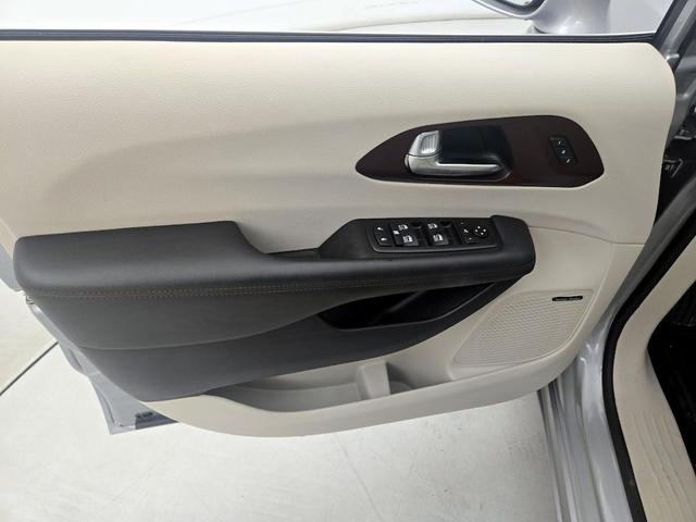 Photo of 2020 Silver Chrysler Pacifica