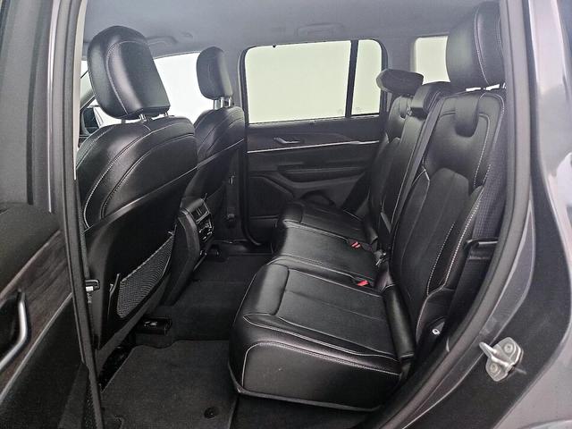 Photo of 2023 Gray Jeep Grand Cherokee