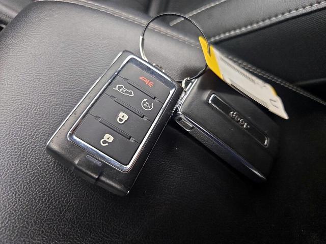 Photo of 2023 Gray Jeep Grand Cherokee