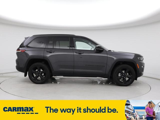 Photo of 2023 Gray Jeep Grand Cherokee