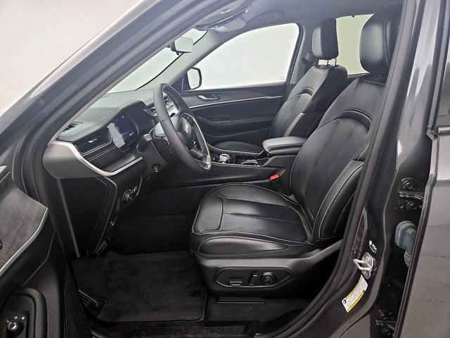 Photo of 2023 Gray Jeep Grand Cherokee