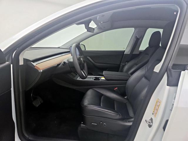 Photo of 2022 White Tesla Model Y