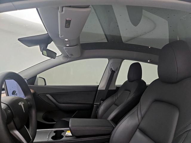 Photo of 2022 White Tesla Model Y