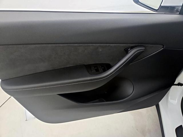 Photo of 2022 White Tesla Model Y