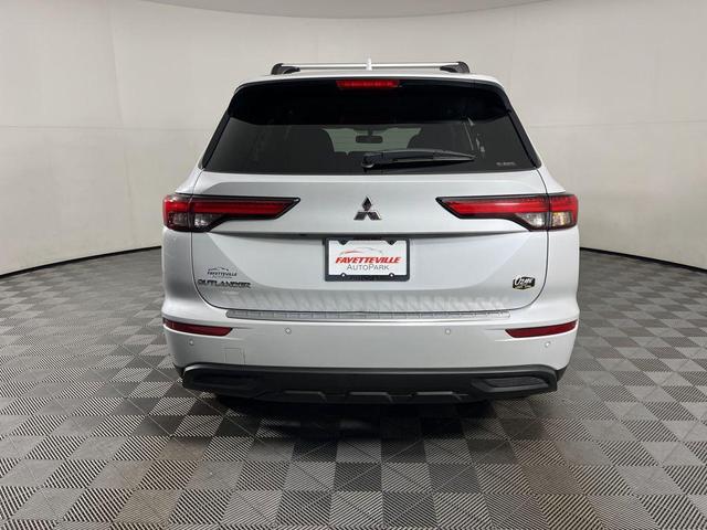 Photo of 2022 Diamond White Mitsubishi Outlander