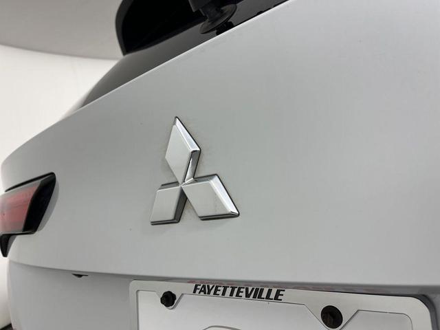 Photo of 2022 Diamond White Mitsubishi Outlander
