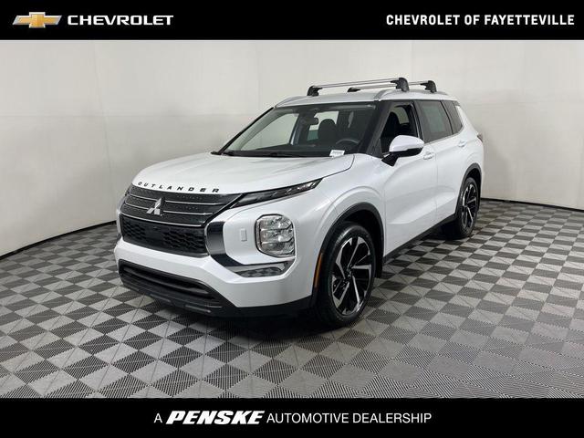 Photo of 2022 Diamond White Mitsubishi Outlander