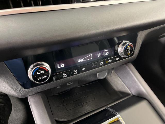 Photo of 2022 Diamond White Mitsubishi Outlander