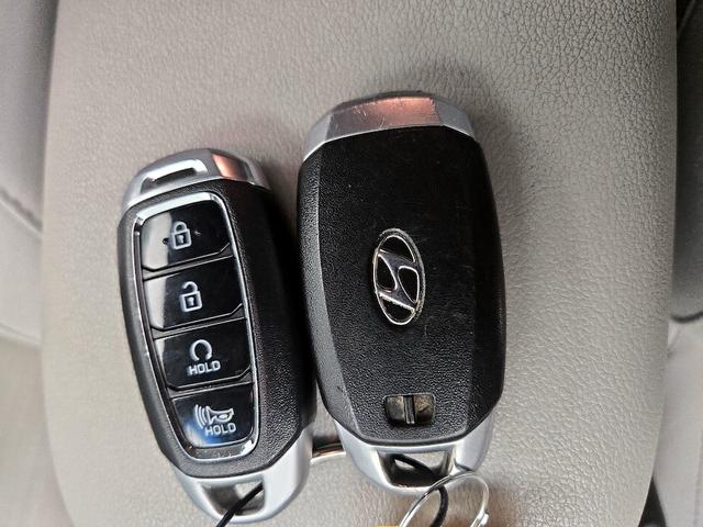 Photo of 2023 Silver Hyundai KONA