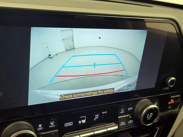 Photo of 2023 White Toyota Highlander Hybrid