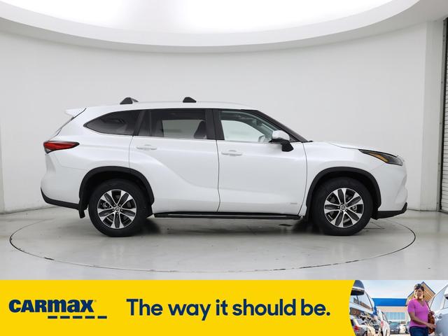 Photo of 2023 White Toyota Highlander Hybrid