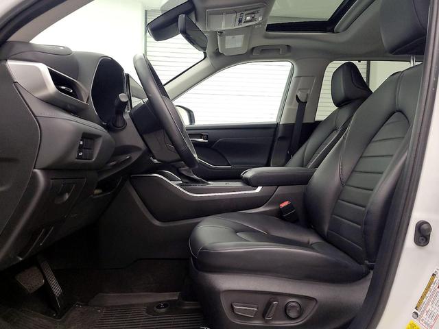 Photo of 2023 White Toyota Highlander Hybrid