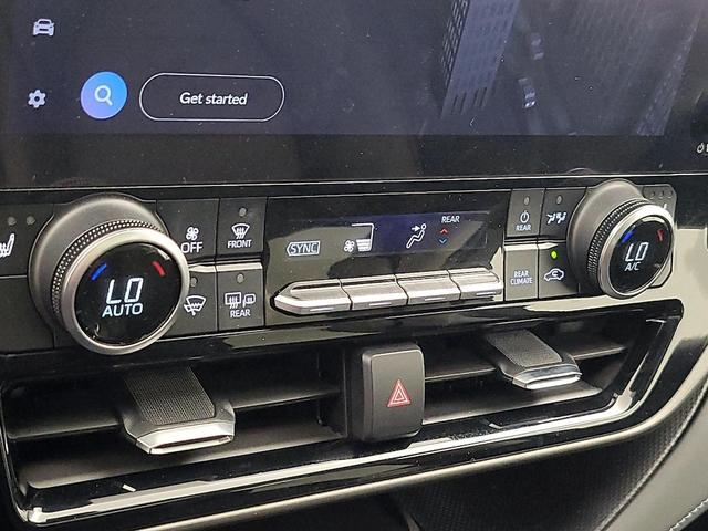 Photo of 2023 White Toyota Highlander Hybrid