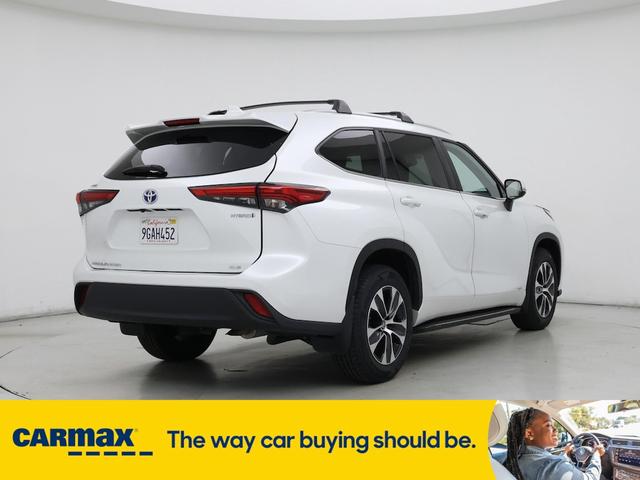 Photo of 2023 White Toyota Highlander Hybrid