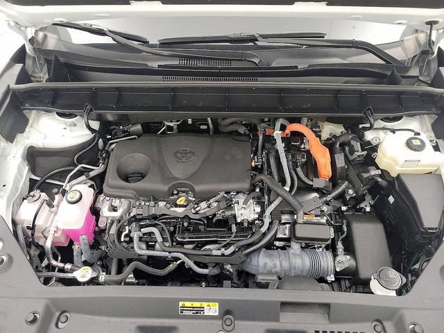 Photo of 2023 White Toyota Highlander Hybrid