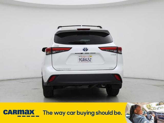 Photo of 2023 White Toyota Highlander Hybrid
