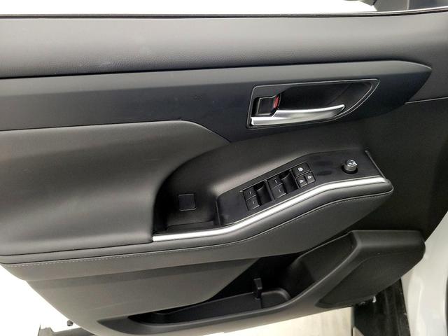 Photo of 2023 White Toyota Highlander Hybrid