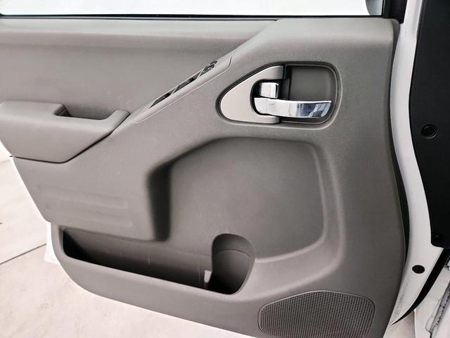 Photo of 2016 White Nissan Frontier