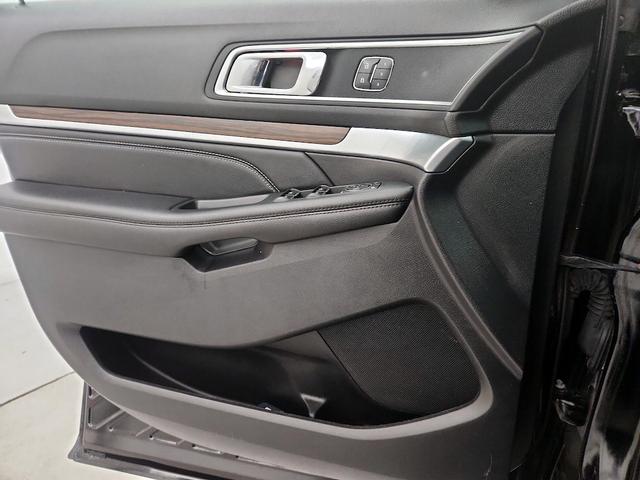 Photo of 2016 Black Ford Explorer