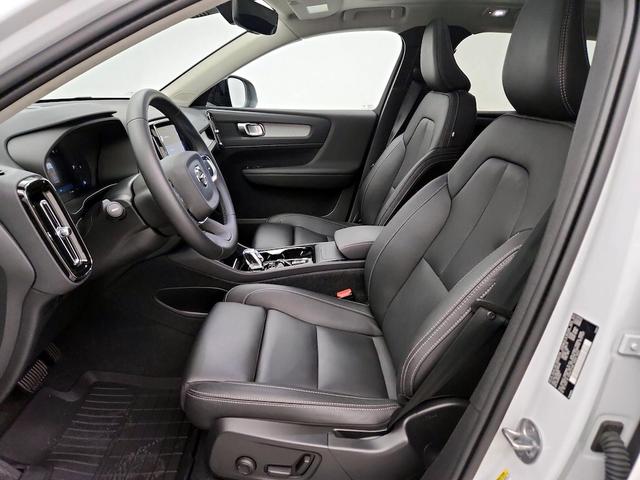 Photo of 2024 White Volvo XC40