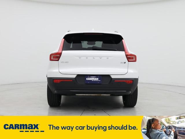 Photo of 2024 White Volvo XC40