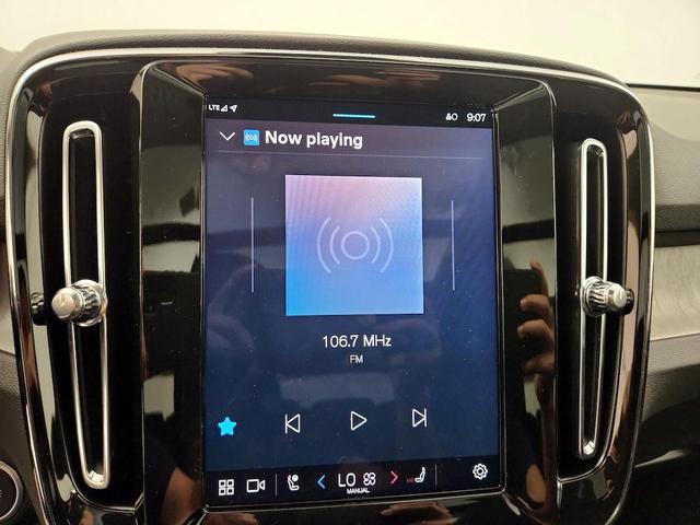 Photo of 2024 White Volvo XC40