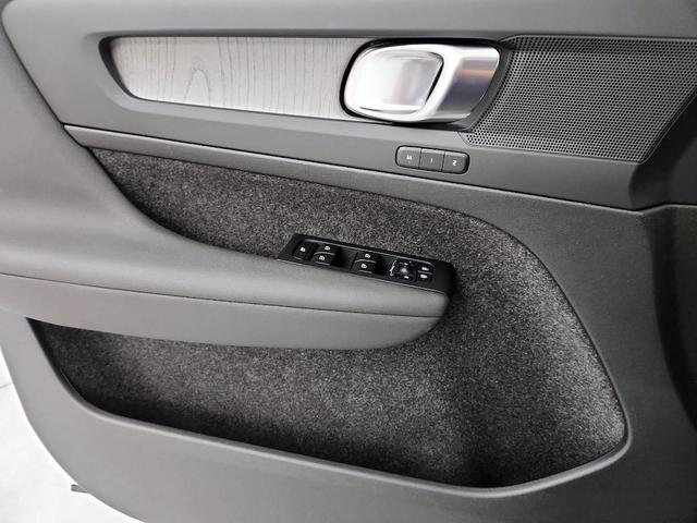 Photo of 2024 White Volvo XC40