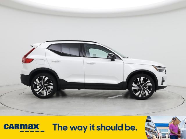 Photo of 2024 White Volvo XC40