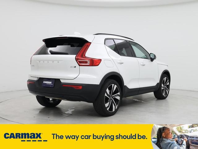 Photo of 2024 White Volvo XC40