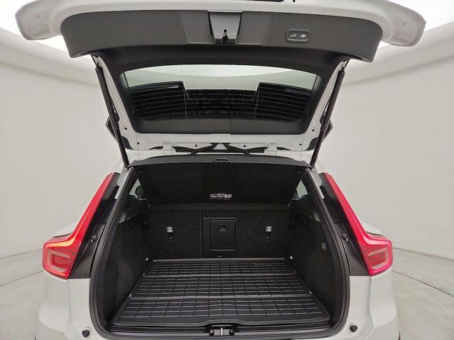 Photo of 2024 White Volvo XC40