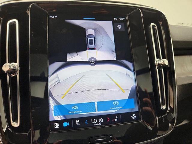 Photo of 2024 White Volvo XC40