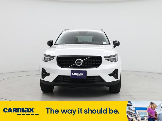 Photo of 2024 White Volvo XC40