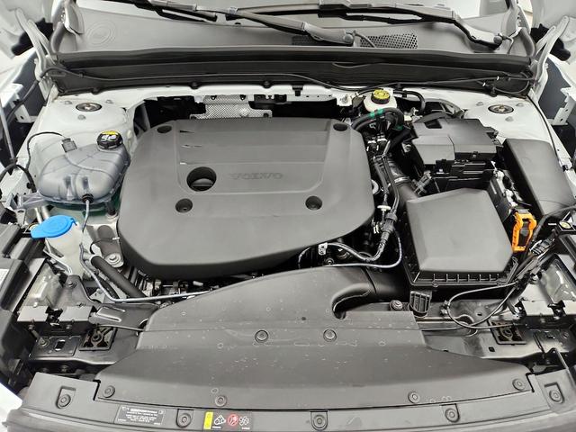 Photo of 2024 White Volvo XC40