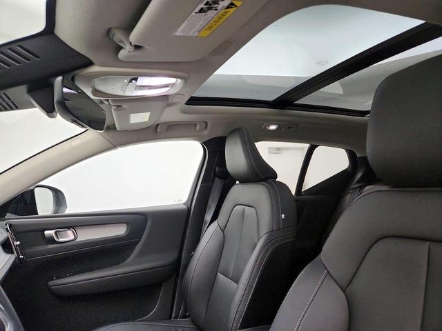 Photo of 2024 White Volvo XC40