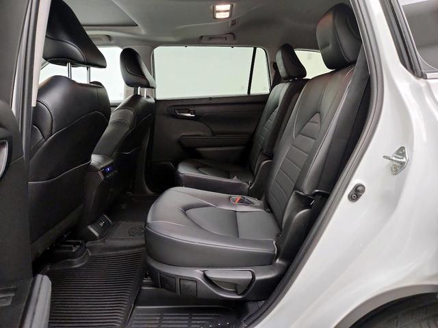 Photo of 2022 White Toyota Highlander