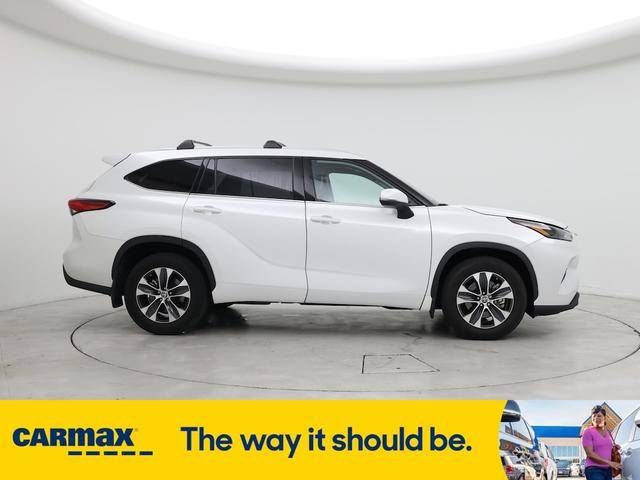 Photo of 2022 White Toyota Highlander