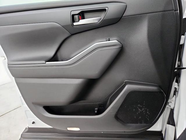 Photo of 2022 White Toyota Highlander