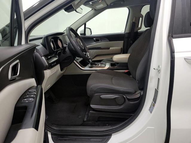 Photo of 2022 White Kia Carnival