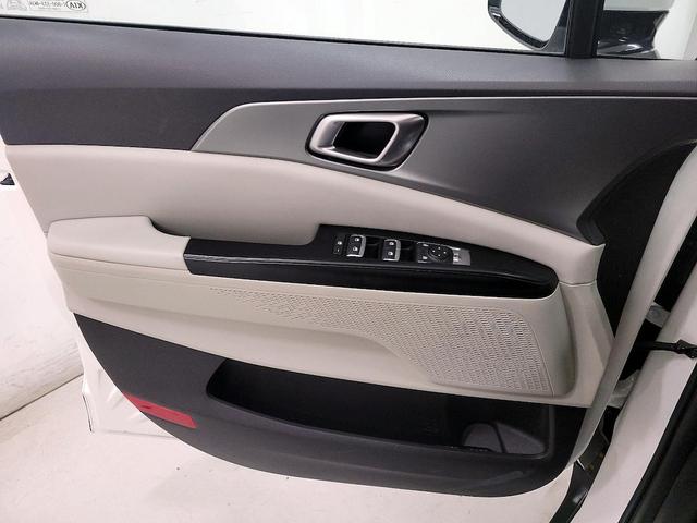 Photo of 2022 White Kia Carnival
