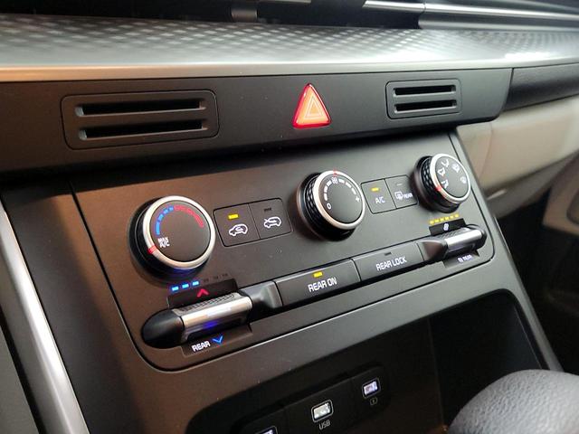 Photo of 2022 White Kia Carnival
