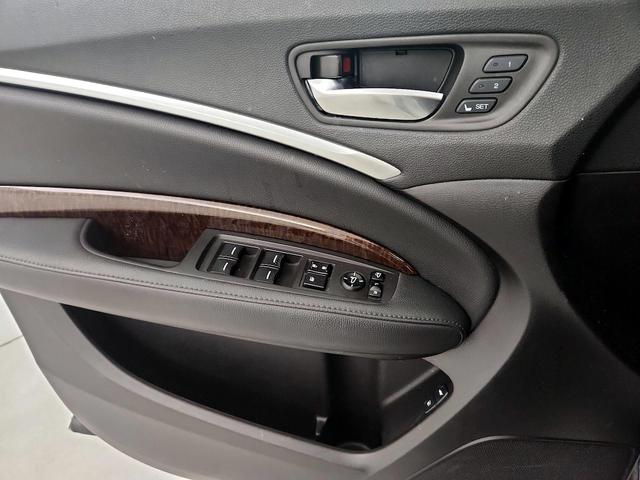 Photo of 2018 White Acura MDX