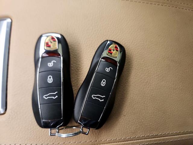 Photo of 2018 White Porsche Cayenne