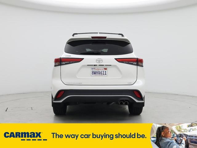 Photo of 2021 White Toyota Highlander