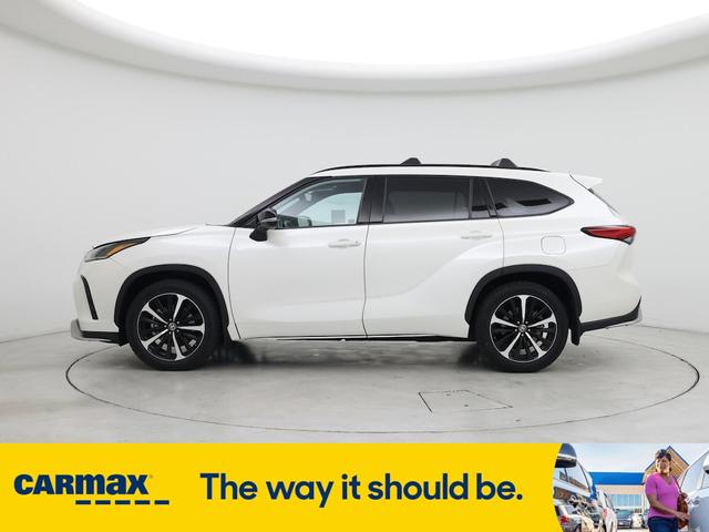 Photo of 2021 White Toyota Highlander
